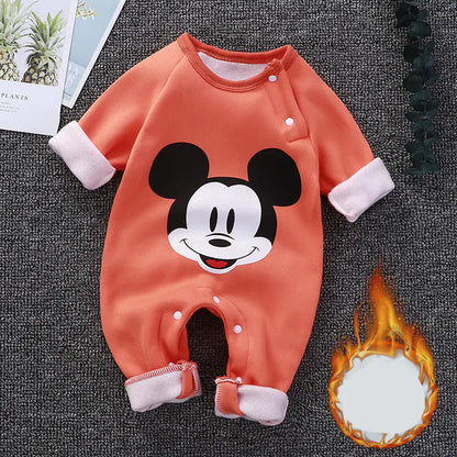 Bebek tulumu ve yenidoğanlar için sıcak giysiler